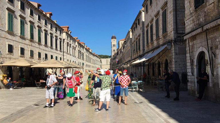 Stigli turisti! Atrakcija na Stradunu!