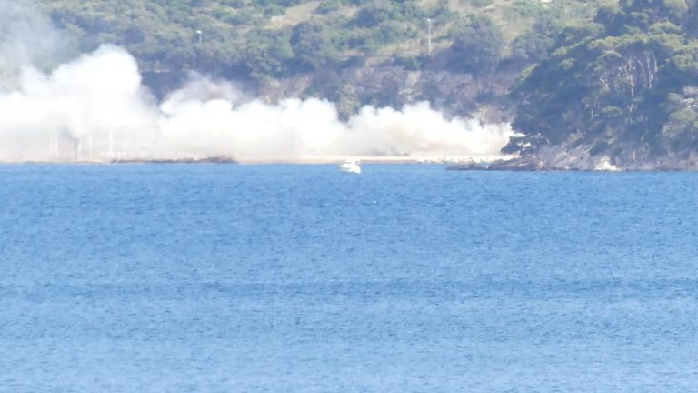 FOTO/VIDEO: Tri vozila i šest vatrogasaca interveniralo na plaži Cava