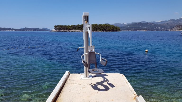 Na plažama se postavljaju novi lifteri za osobe s invaliditetom