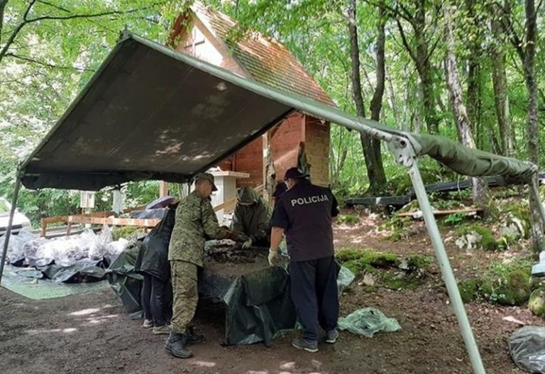 FOTOGRAFIJE UZNEMIRUJUĆEG SADRŽAJA: Iz jame Jazovka izvađeni  posmrtni ostaci najmanje 814 osoba