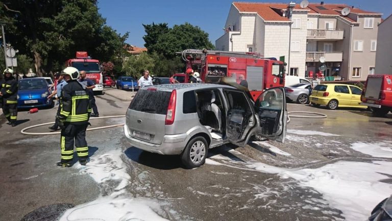 FOTO: Požar na automobilu u Lapadu