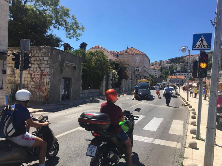 Izgubio nadzor, “pokupio” kugle na pločniku,  srećom nema ozlijeđenih