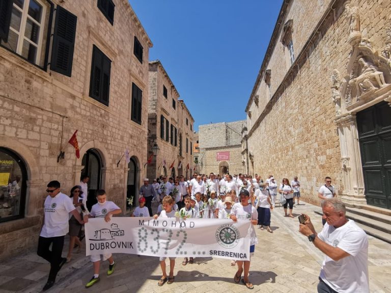 Dubrovnik se sjeća Srebrenice: prije 25 godina u srcu Europe prekinuta su 8372 života, 8372 ljubavi