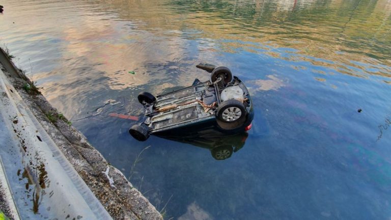 Prometna u Čajkovićima – automobil završio u rijeci, hitna i vatrogasci na terenu