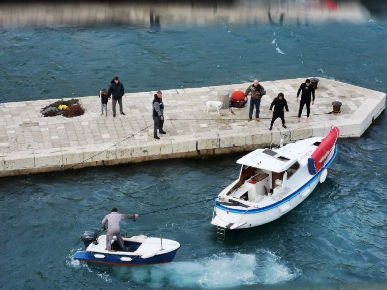 NEMA MIRA ZA VATROGASCE/ dojava za spašavanje dvije osobe iz mora, u portu i na Dančama