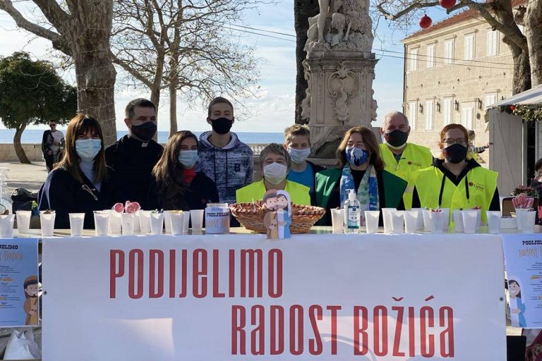 Caritasova akcija “Podijelimo radost Božića” za potresom pogođenu Glinu