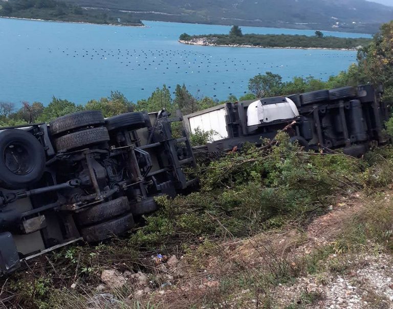 Magistrala od Zamasline do Stona zatvorena za promet dok se šleper ne izvadi iz provalije