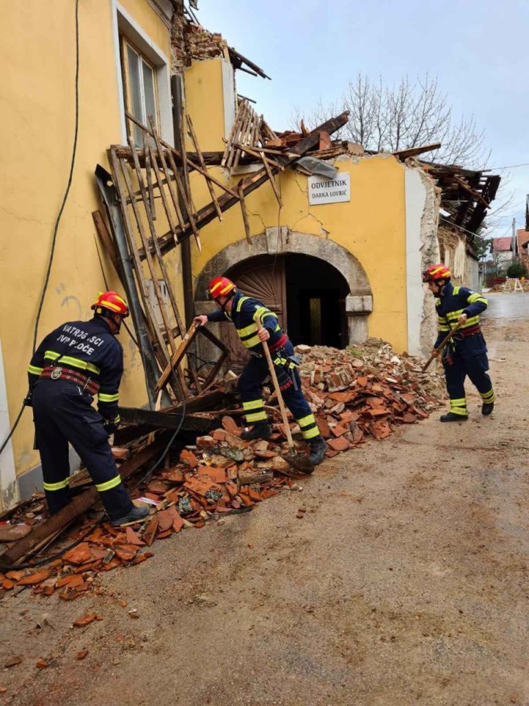 Vatrogasci iz naše županije i dalje aktivno pomažu na potresom ugroženom području