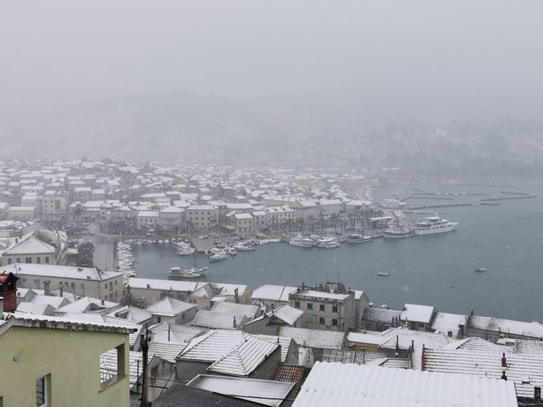 FOTO: Vela Luka pod snijegom, orebićki stožer izdao upozorenje za građane