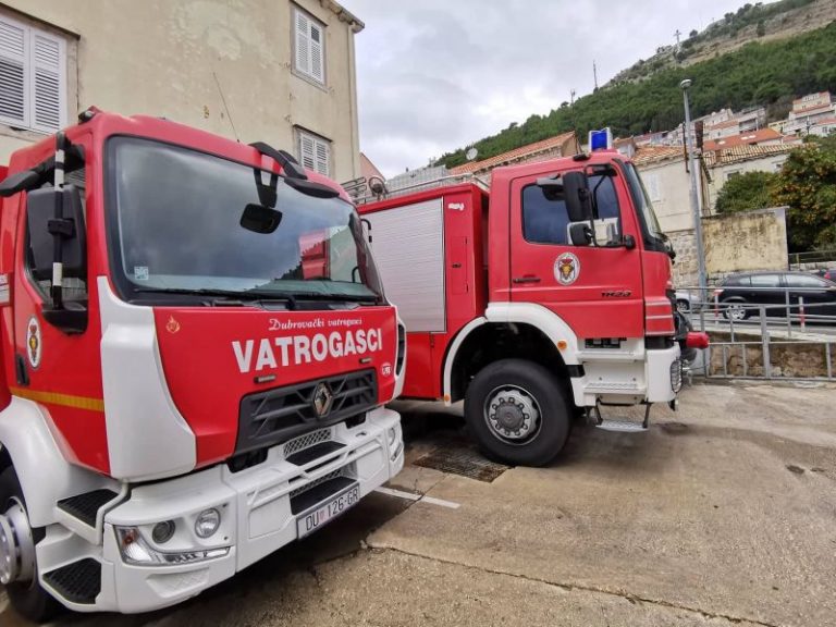 Zapalio se automobili na Babinom kuku, na intervenciji sedam vatrogasaca