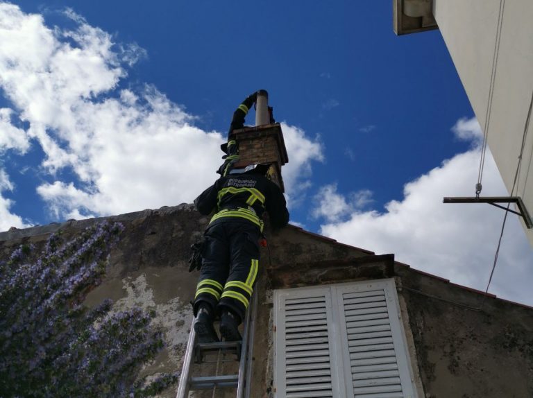 Vatrogasci ugasili požar na dimnjaku u Ulici Andrije Hebranga