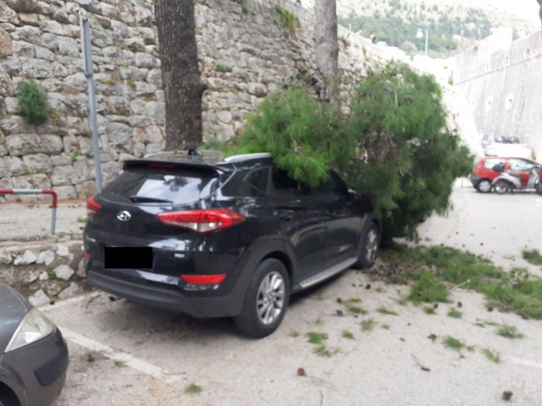 FOTO: Grana bora pala na parkiralište Tenis i oštetila automobile