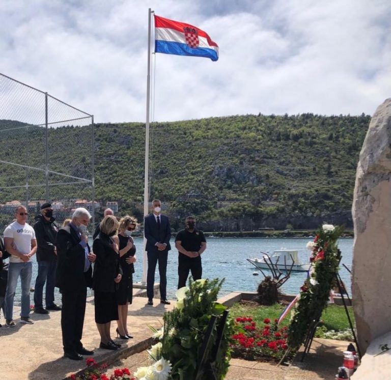 U Mokošici položeni vijenci u spomen na poginule Omišane