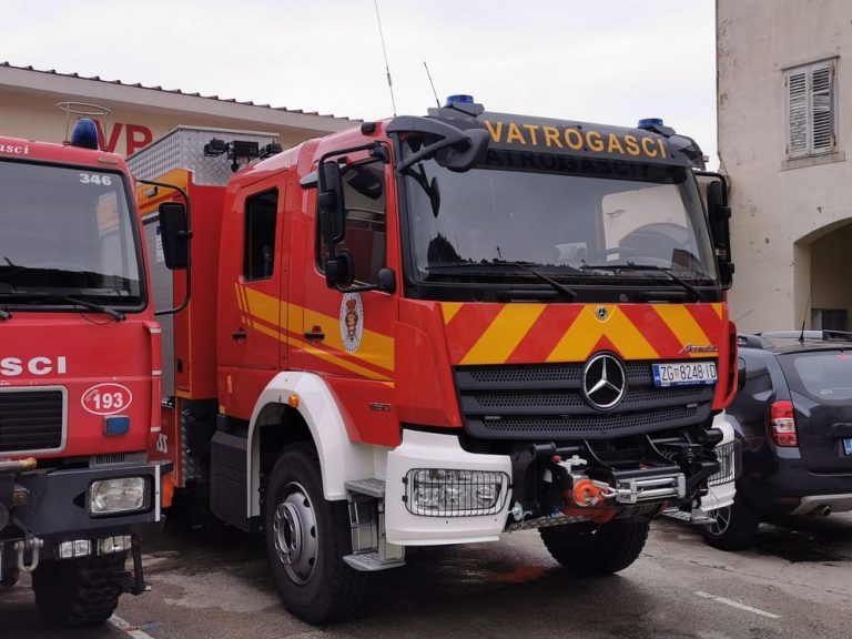 Ugašen požar u stanu u Hladnici, jedna osoba se nagutala dima