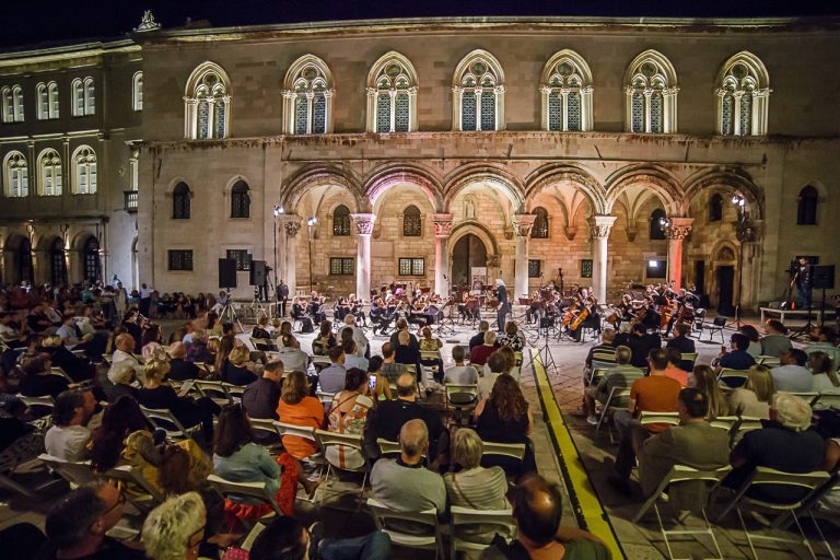 Sinoćnjim koncertom DSO-a pred Kneževim dvorom završen je Međunarodni glazbeni festival Dubrovnik u pozno ljeto