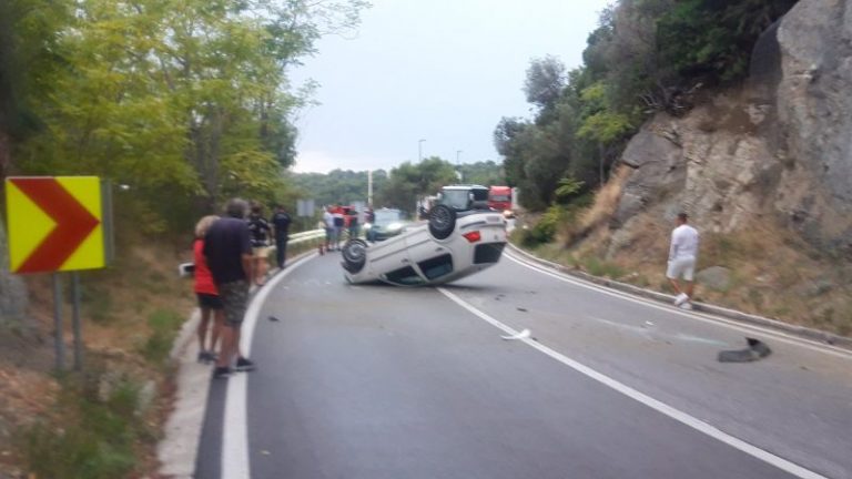 VOZAČI OPREZ Automobil završio na krovu između Velikog i Malog Zatona