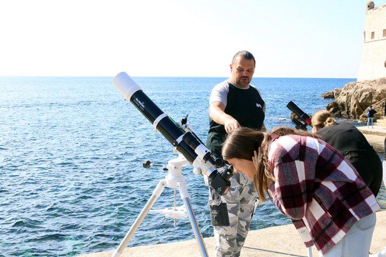 FOTO: Znatiželjnici su na Porporeli promatrali Sunce, Mjesec, Jupiter i Saturn