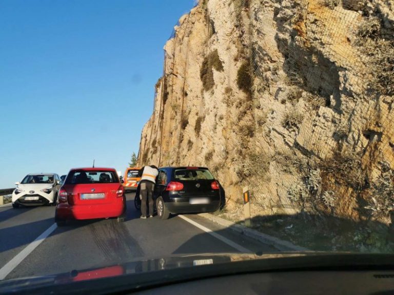 VOZAČI OPREZ Automobil u kvaru, kolona u smjeru Grada