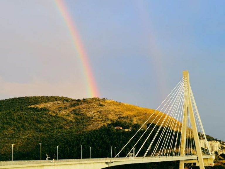 Tmuran, kišni dan uljepšala nam je duga