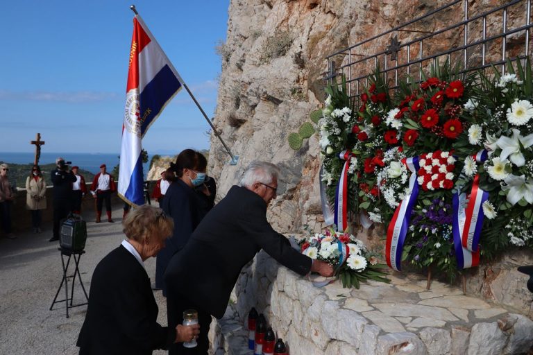 Vijenci u spomen na ubijene konavoske domobrane u noći 1944. godine