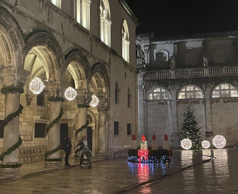 Upaljena prva adventska svijeća nade, bez gradskih i crkvenih otaca