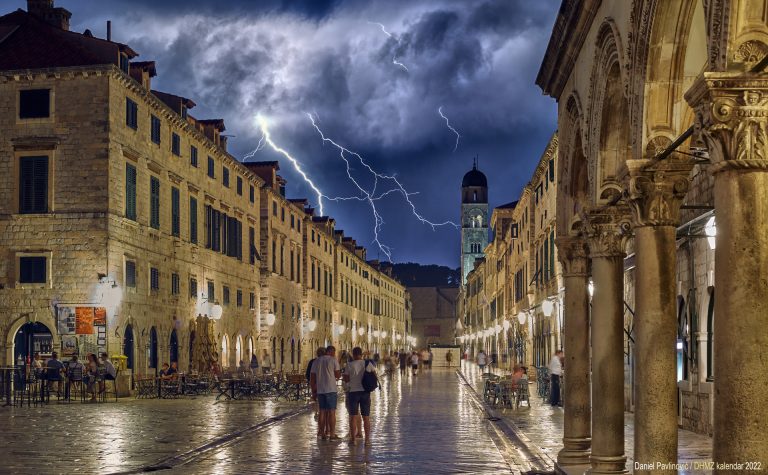 Fotografija dubrovačkog lovca na oluje u DHMZ-ovom kalendaru za 2022. godinu