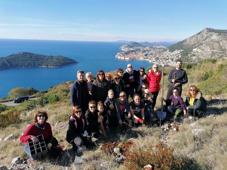 Medicinske sestre i tehničari proslavili 30. godišnjicu sindikata posadivši stabla na Žarkovici