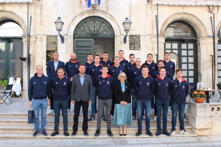 Zlatni juniori VK Jug na prijemu kod zamjenice Tepšić