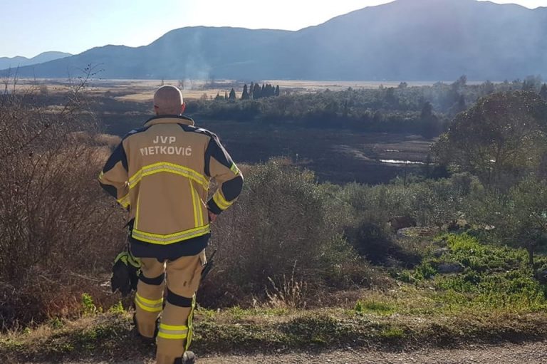 PRUD: Palila otpad, izgorjelo 136 hektara tršćaka, šuma,  plastenici…