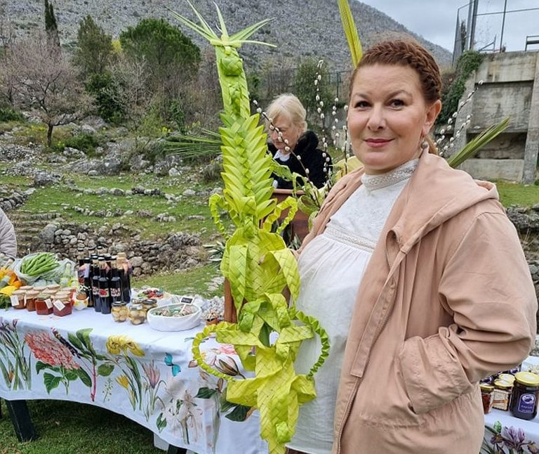 ČUVARICA TRADICIJE: “tete Anka bi me stavila u skut i učila kako isplesti pome”