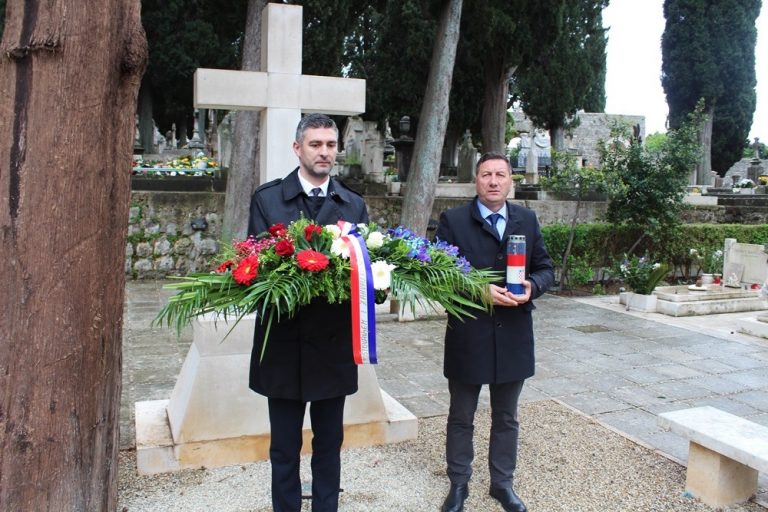 Gradonačelnik Franković položio vijenac na posljednje počivalište generala Nojka Marinovića