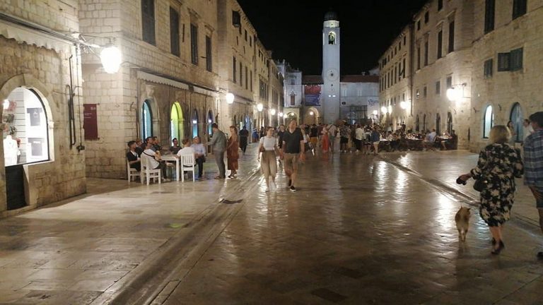 Komunalni redari traže osobe, koje su donijele na Stradun stol i stolice iz zatvorenog restorana