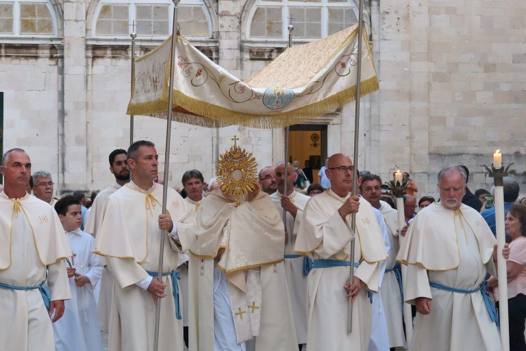 Proslava Tijelova s procesijom kroz Grad