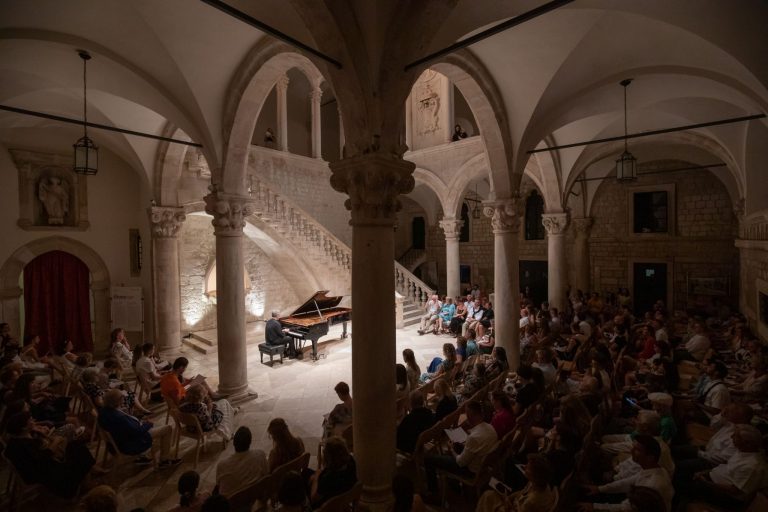 Pogorelićev koncert oduševio prepuni Knežev dvor