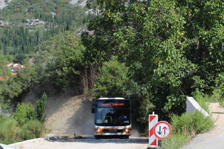 U Konavlima se radi na uređenju prometnice od Dubravke prema Debelom brijegu