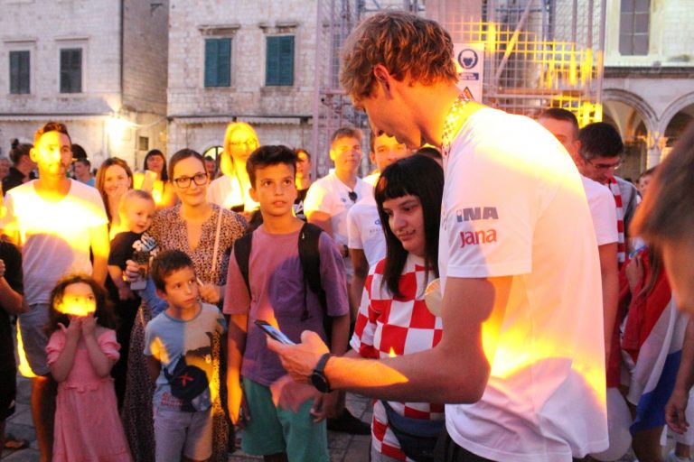 Mi, koji manje više svi znamo što je vaterpolo, otiđimo danas na Stradun u 16.30 pozdraviti naše mladiće koji su pokorili vaterpolski svijet!