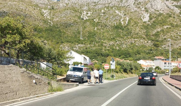 Vozilo udarilo u stup na magistrali u Župi, vozač ozlijeđen, promet se odvija normalno