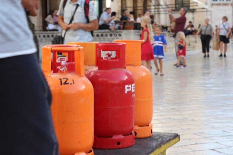 Objavljene nove cijene goriva, poskupio plin za kućanstvo