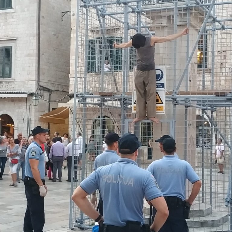 VIDEO/ AKCIJA NA STRADUNU: četiri policajca “skidala” muškarca koji se popeo na zaštitnu žicu oko Orlanda