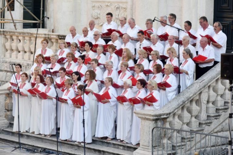 Koncert zbora Libertas u podne ispred Kneževa dvora