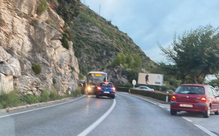 TEŠKA PROMETNA NESREĆA: u sudaru autobusa i automobila u Dubokoj Ljutoj poginula jedna osoba