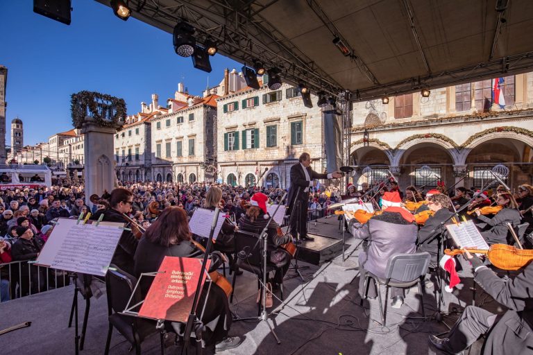 UZ KAMENICE I PJENUŠAC Novogodišnji koncert Orkestra na Stradunu