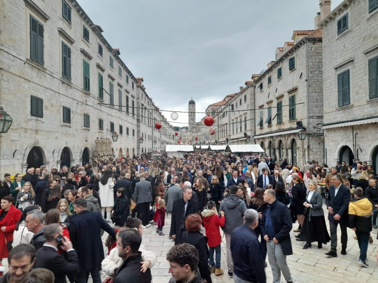 Badnji dan: Grad je pun “k’o šipak”