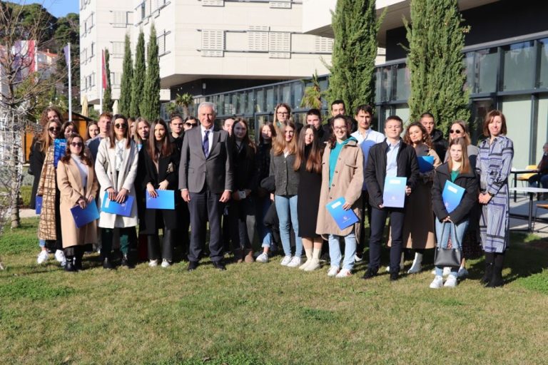 Županija osigurala gotovo milijun kuna za stipendije učenicima i studentima