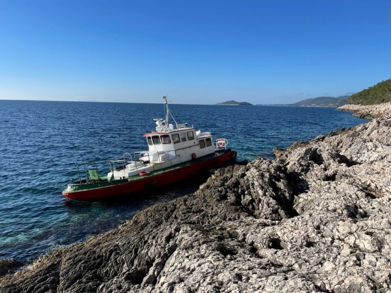 ISTINA o nasukanom brodu na Korčuli: na njemu nema ljudi, ali je pronađena odjeća i pojasevi za spašavanje za više osoba