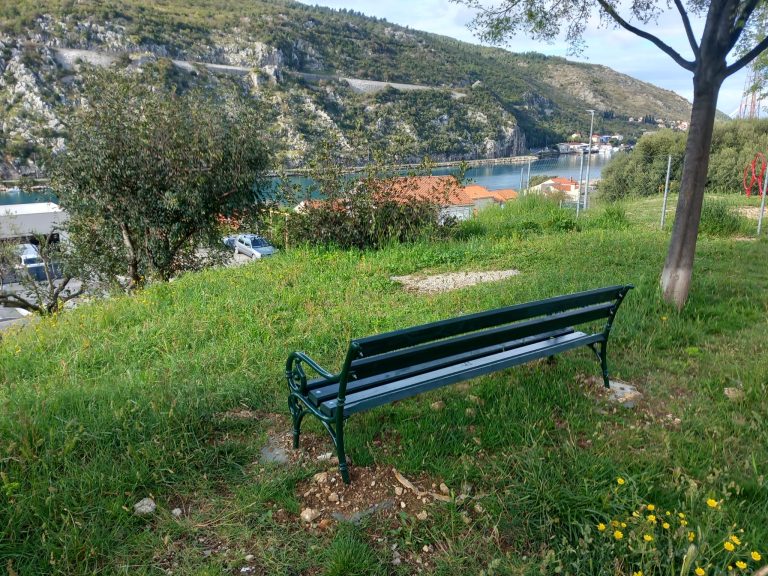 POSTAVLJENE KLUPE Jadranka Šimunović pohvalila komunalce