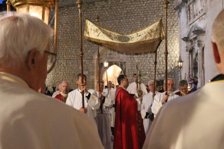 Veliki petak: biskup će večeras s križem proći Gradom