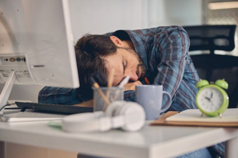 Trećina radnika je barem jednom zadrijemala na poslu, a svaki deseti ne propušta priliku za kvalitetan “power nap”