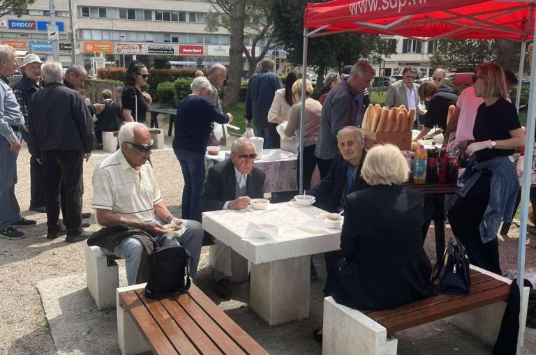 FOTO: SDP-ov prvomajski grah u Gružu pojeo se u manje od pola ure