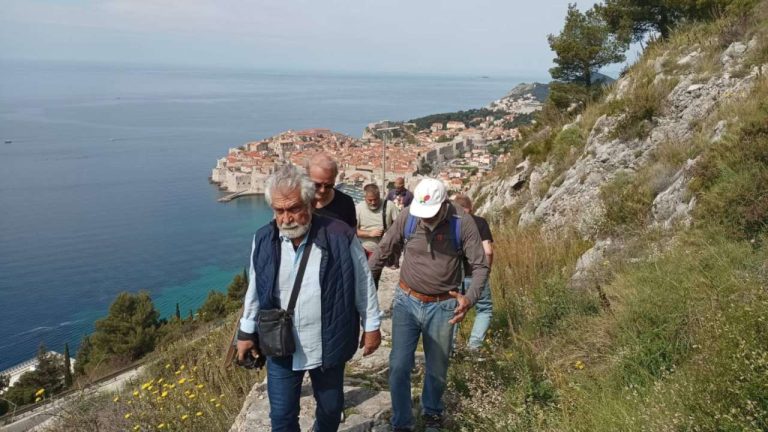 FOTO: Prvomajska šetnja sa Srđevcima od Ploča do Strinčjere